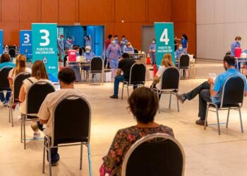 Comienzan a vacunar a mayores de 18 sin turno