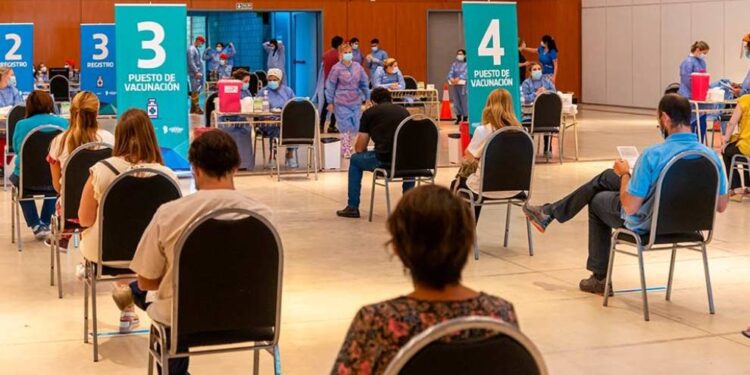 Comienzan a vacunar a mayores de 18 sin turno