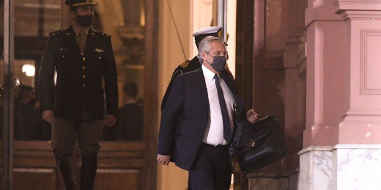 El Presidente mantuvo una reunión con los ministros que no renunciaron