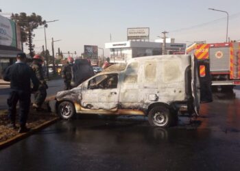 Se incendió un vehículo en Av. Rafael Núñez