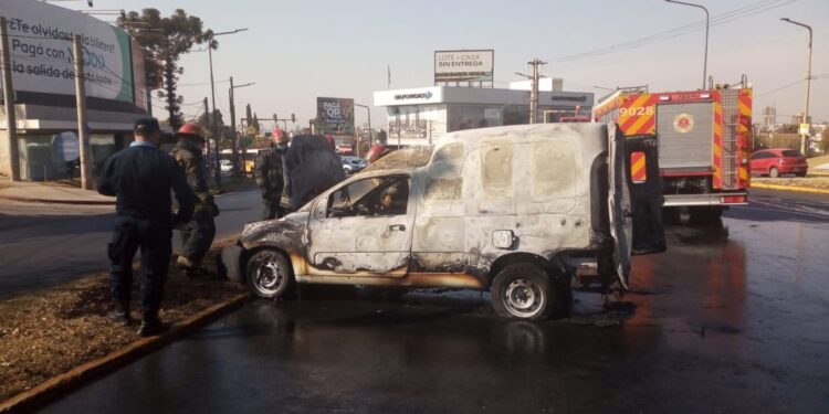 Se incendió un vehículo en Av. Rafael Núñez