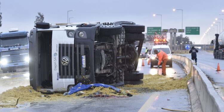 Volcó un camión en Estación Juárez Celman y murió el conductor