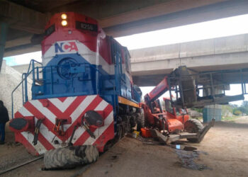 Una locomotora embistió a una grúa en Circunvalación