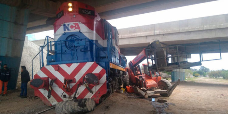 Una locomotora embistió a una grúa en Circunvalación