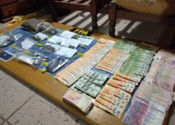 Desbaratan una banda familiar con cocaína, marihuana y armas de fuego en barrio Arenales