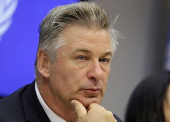 Alec Baldwin mató por accidente a la directora de fotografía de una película durante la grabación de un tiroteo