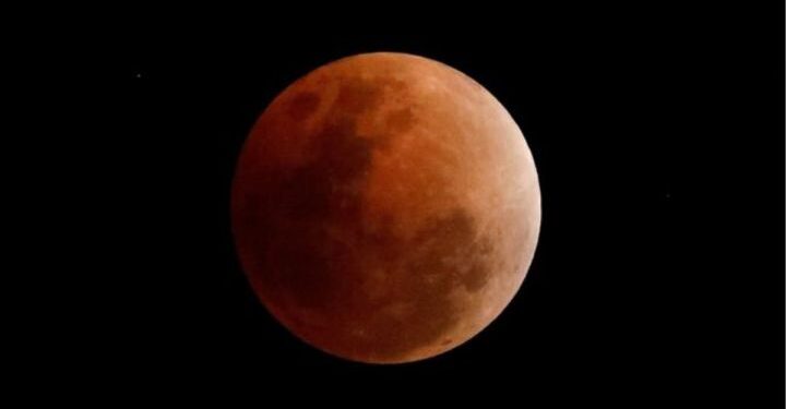 Este viernes se podrá contemplar el eclipse lunar más largo del siglo