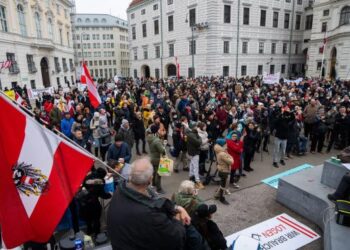 Austria aísla a 2 millones de ciudadanos por no estar vacunados