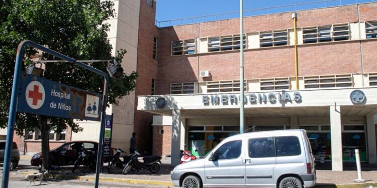 Amputaron la mano de un niño que habría sido mordido por su madre