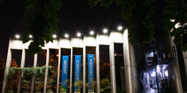 Una caminata nocturna invita a redescubrir el Jardín Botánico