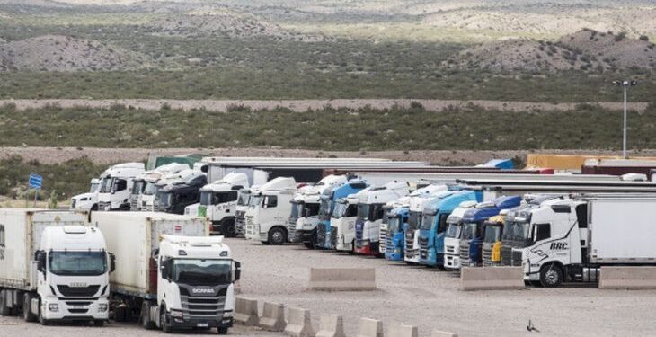 Preocupa la situación de los camiones varados en la frontera con Chile