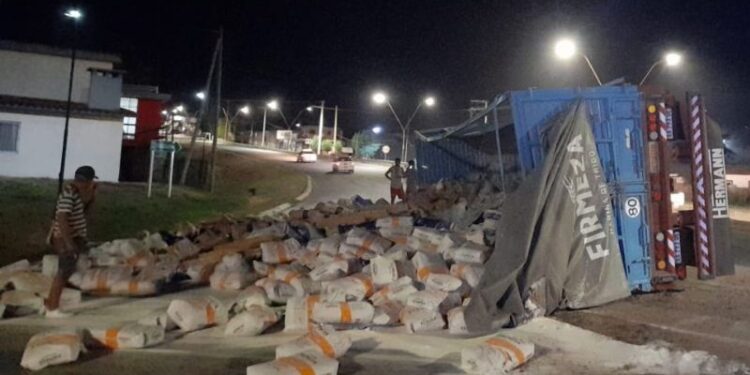 Un camión cargado de harina volcó y la mercadería se desparramó en el asfalto