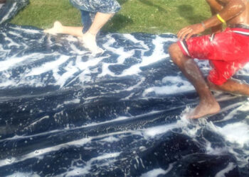 Un adolescente murió mientras jugaba a la "lona enjabonada" en su cumpleaños