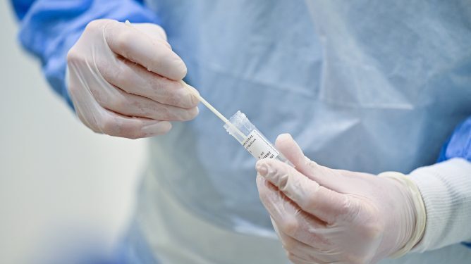 Identifican una nueva mutación de la variante Ómicron en Suecia