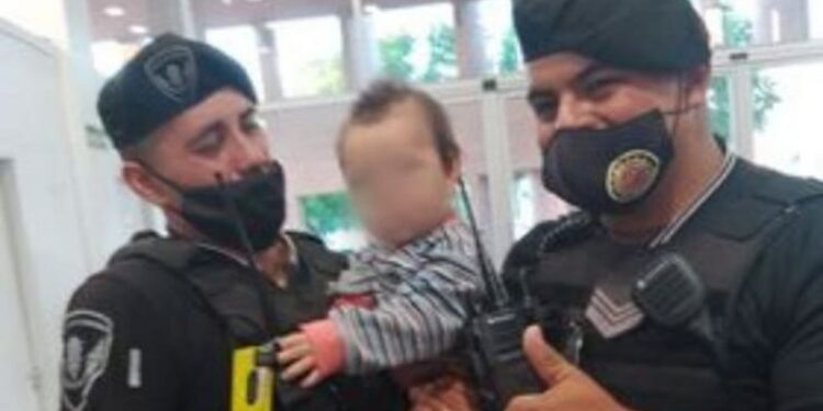 Policías de Córdoba salvaron a un niño en Villa El Libertador