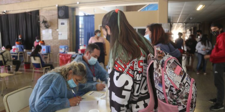 Realizarán una jornada de vacunación para menores de 18 años