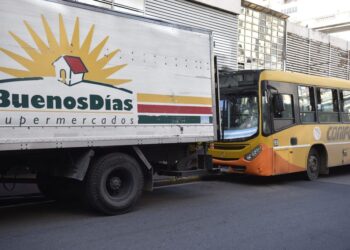 Un colectivo y un camión colisionaron en pleno centro