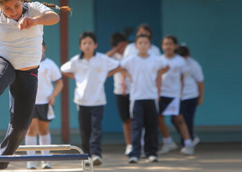 Modifican el protocolo: alumnos podrán realizar educación física sin barbijo al aire libre