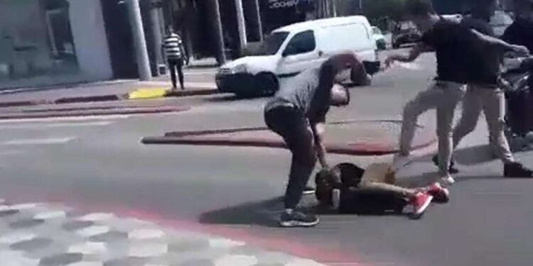 Vecinos golpearon a un ladrón de 18 años que intentó robar una cartera