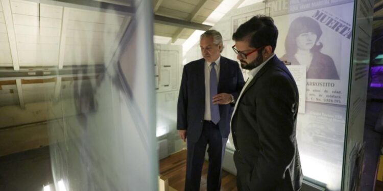 Alberto Fernández recorrió el Museo de la ESMA con Boric y dirigentes de derechos humanos