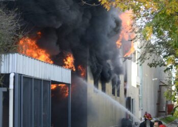Incendio en una planta de ensamblado de motos en barrio Los Boulevares