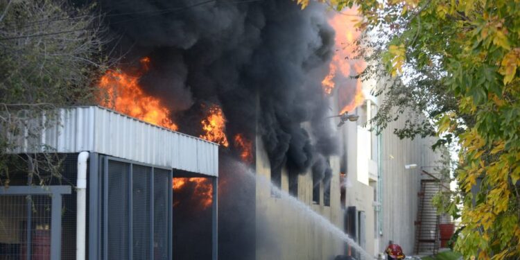 Incendio en una planta de ensamblado de motos en barrio Los Boulevares