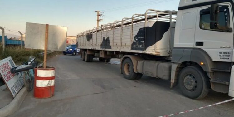 Una mujer que pedía limosna murió atropellada por un camión en Córdoba