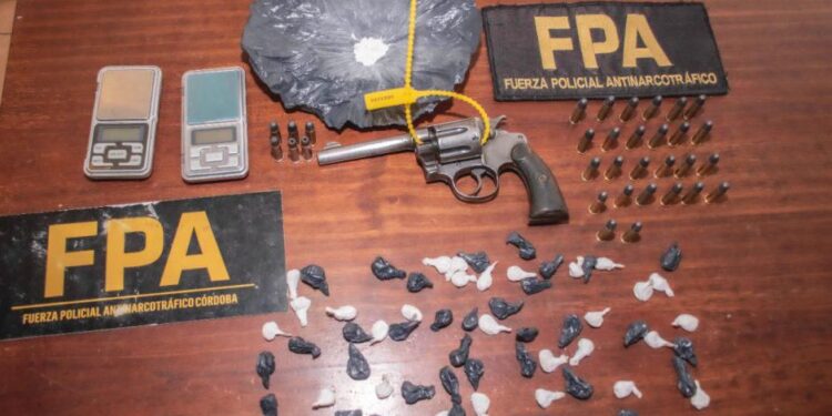 Detuvieron a un locutor por vender cocaína en Villa Rumipal