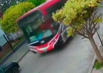 Un niño robó un colectivo y chocó a varios autos