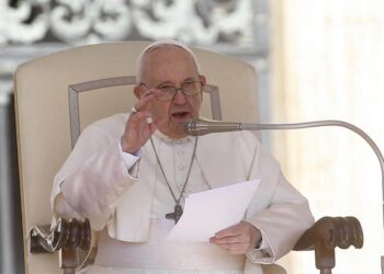 El papa Francisco pidió a las suegras "tener cuidado con su lengua", pero solicitó tratarlas mejor