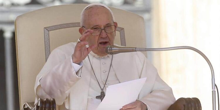 El papa Francisco pidió a las suegras "tener cuidado con su lengua", pero solicitó tratarlas mejor
