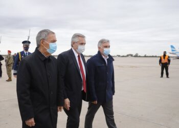 Alberto Fernández fue recibido por Schiaretti y Llaryora y compartieron un acto en Nissan