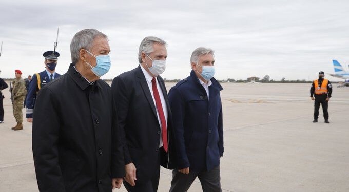 Alberto Fernández fue recibido por Schiaretti y Llaryora y compartieron un acto en Nissan