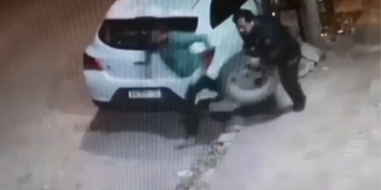 "Robarruedas" fueron registrados por una cámara de seguridad en Córdoba