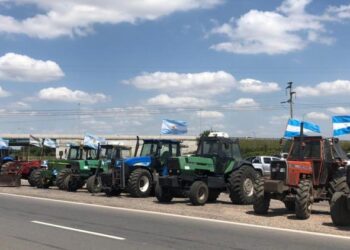 El campo le respondió a Aníbal Fernández: "Le molestan los tractores porque no tienen baúl"