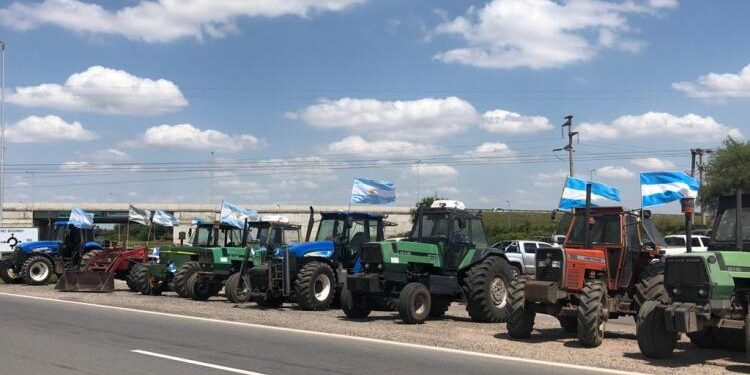El campo le respondió a Aníbal Fernández: "Le molestan los tractores porque no tienen baúl"