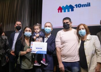 Entregaron los primeros créditos del programa "10 Mil Viviendas" a familias cordobesas