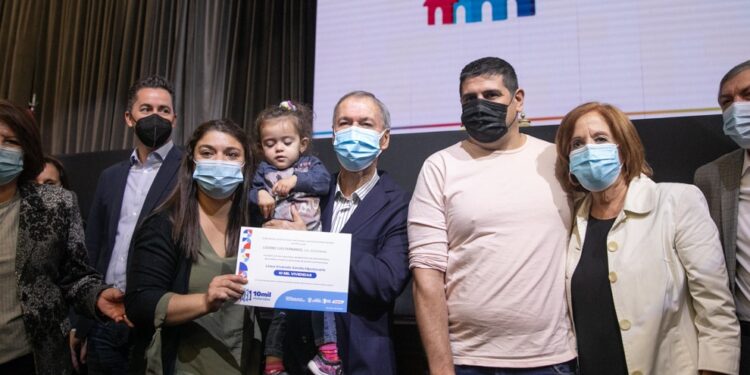 Entregaron los primeros créditos del programa "10 Mil Viviendas" a familias cordobesas