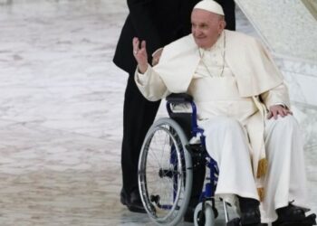 Francisco empezó a usar silla de ruedas para acelerar la recuperación de la rodilla derecha