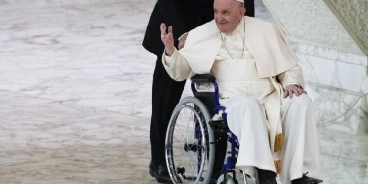 Francisco empezó a usar silla de ruedas para acelerar la recuperación de la rodilla derecha