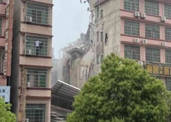 Dos muertos y decenas de desaparecidos por el derrumbe de un edificio en China