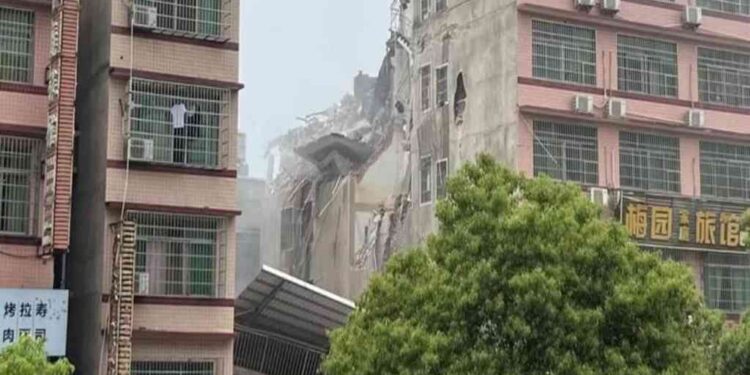 Dos muertos y decenas de desaparecidos por el derrumbe de un edificio en China