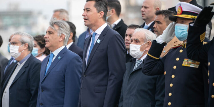 Calvo encabezó la ceremonia por el 25 de Mayo