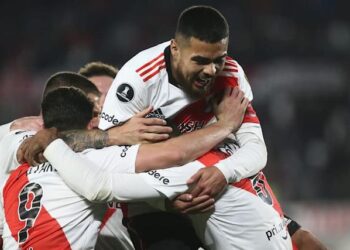 River goleó a Colo Colo y clasificó primero en su zona