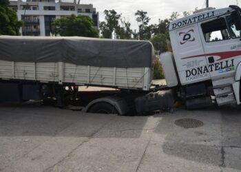 Un camión se "hundió" tras abrirse el pavimento en Córdoba