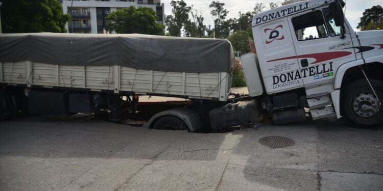 Un camión se "hundió" tras abrirse el pavimento en Córdoba