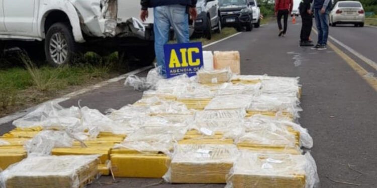 Chocaron y dejaron abandonados casi 500 kilos de marihuana en una camioneta