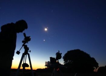 Observación nocturna del cielo y la luna de otoño