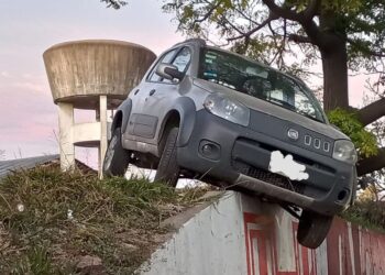 Perdió el control de su auto y terminó colgando de un puente en Córdoba