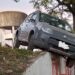 Perdió el control de su auto y terminó colgando de un puente en Córdoba